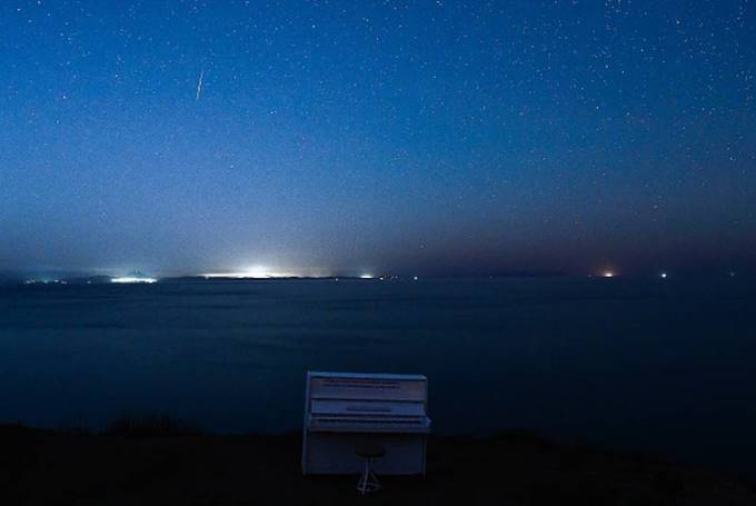 Метеорный поток Геминиды 14 декабря 2021 года над мысом Вятлина на острове Русский во Владивостоке, Россия